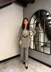 Black & White Mirror Set